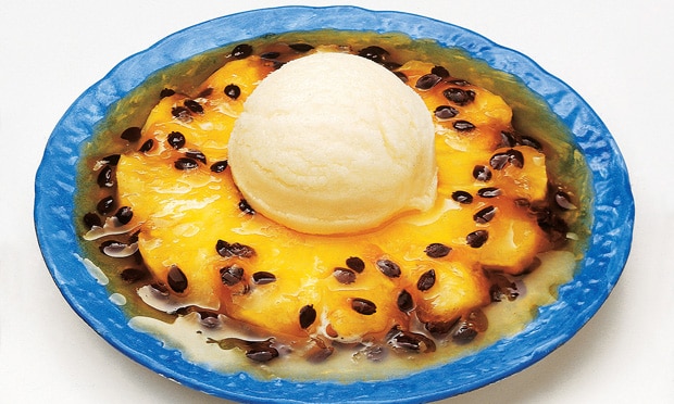 Abacaxi com Calda de Maracujá