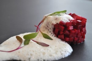 Tartar de Beterraba com Azeite de Baunilha e Sopa Fria de Iogurte