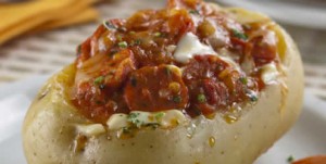 Batata Assada Recheada com Salsicha