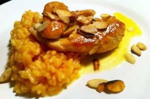 Risoto de Açafrão com Filé de Frango ao Molho Brie com Amêndoas