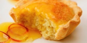 Tortinha de Amêndoa com Calda de Uva