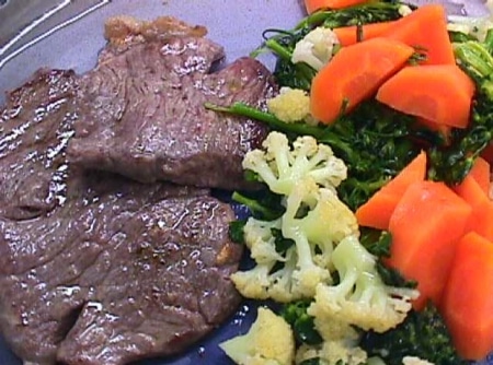 Contrafilé com Fricassê de Legumes