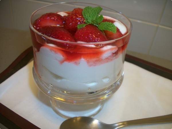 Sobremesa Rápida de Morango com Creme