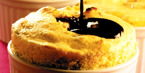 Suflê de Maracujá com Calda de Chocolate