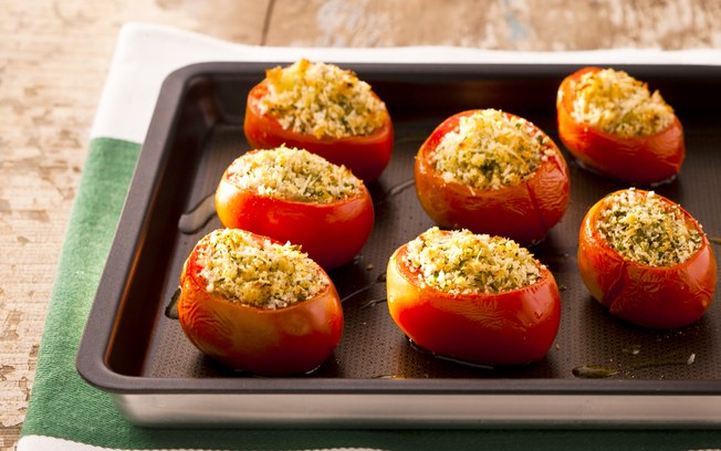 Tomate Assado Recheado com Queijo, Pão Italiano e Ervas
