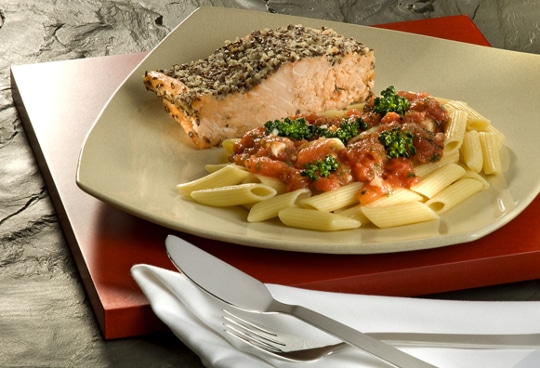 Penne com Salmão Crocante