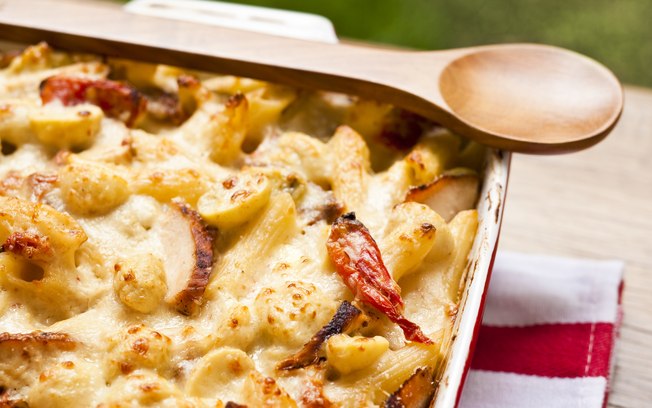 Penne no Forno com Frango Desfiado e Tomate Seco