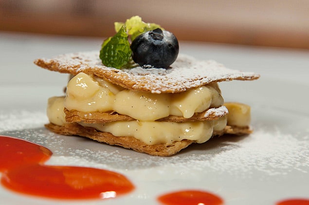 Mil Folhas com Creme de Baunilha e Coulis de Morango