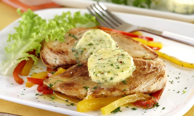 Filé de Frango Grelhado com Manteiga Aromatizada