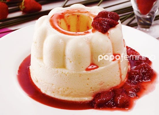 Mousse de Chocolae Branco com Calda de Morango