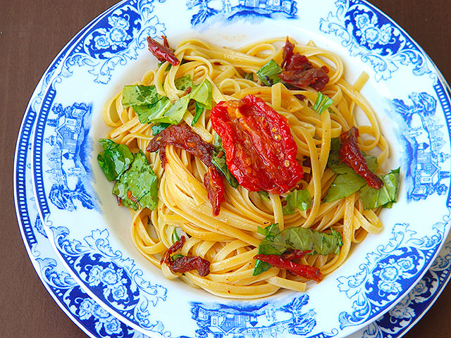 Linguinne com Tomate Seco e Rúcula  Linguinne com Tomate Seco e Rúcula+