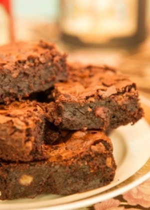 Brownie de Castanhas com Calda de Brigadeiro Noir