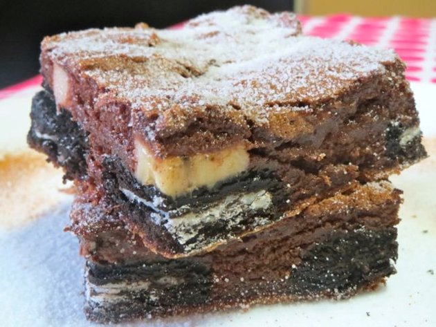 Brownie Recheado com Bolachas e Bananas