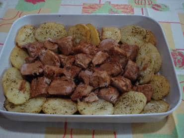 Filé-Mignon Suíno com Batata Assada na Manteiga e Salsa
