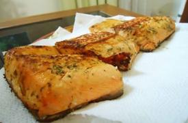 Salmão Grelhado Temperado no Molho de Ervas