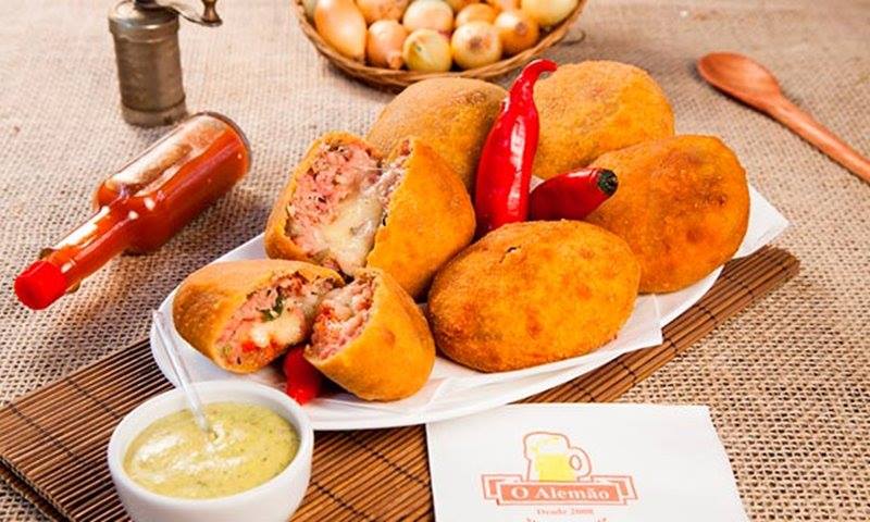 Bolinho de Carne Moída Recheado com Tomate Seco e Mussarela