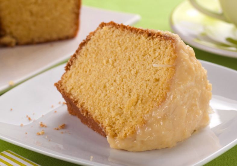 Bolo de Fubá com Cobertura de Beijinho Bolo de Fubá com Cobertura de Beijinho