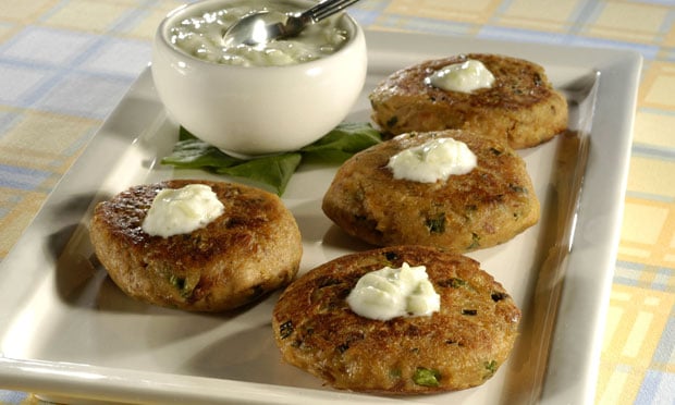 Bolinho de Atum com Molho de Pepino