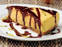 Cheesecake de Abóbora com Calda de Cacau e Mel