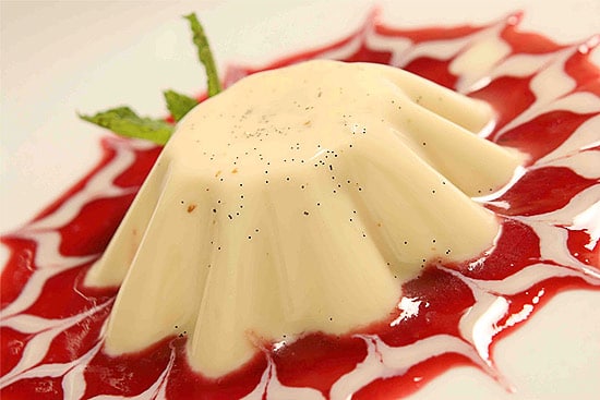 Panna Cotta com Calda de Framboesa
