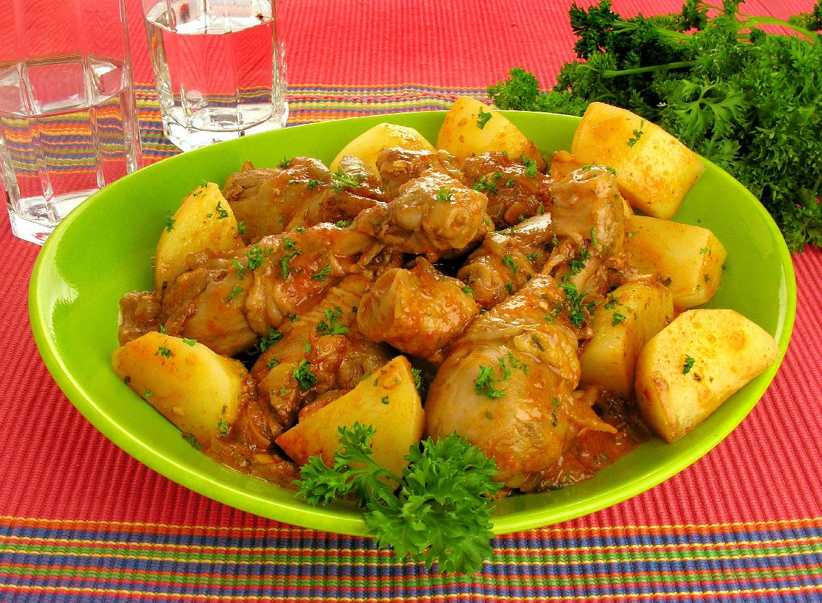 Frango Refogado com Batata e Molho de Tomate