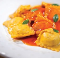 Ravióli de Carne ao Molho de Tomate