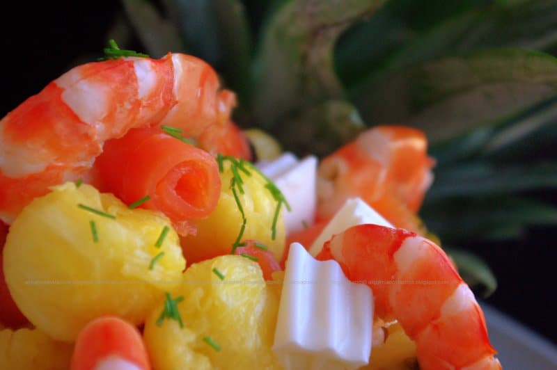 Salada de Abacaxi com Camarão, Truta Defumada e Queijo Fresco