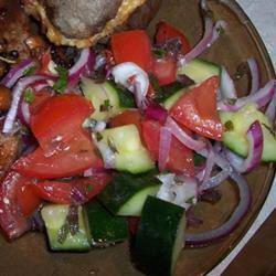 Salada de Tomate, Pepino e Cebola-Roxa com Hortelã