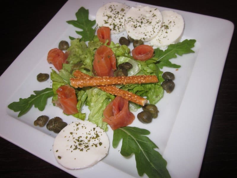 Salada de Truta Defumada e Alcaparras