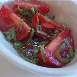 Salada Rápida de Tomate com Manjericão