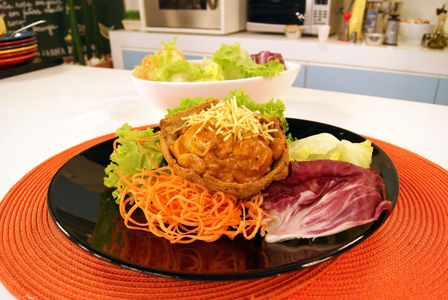 Strogonoff de Frango na Cestinha de Pão Integral