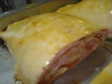 Rocambole de Presunto e Queijo com Massa de Pastel