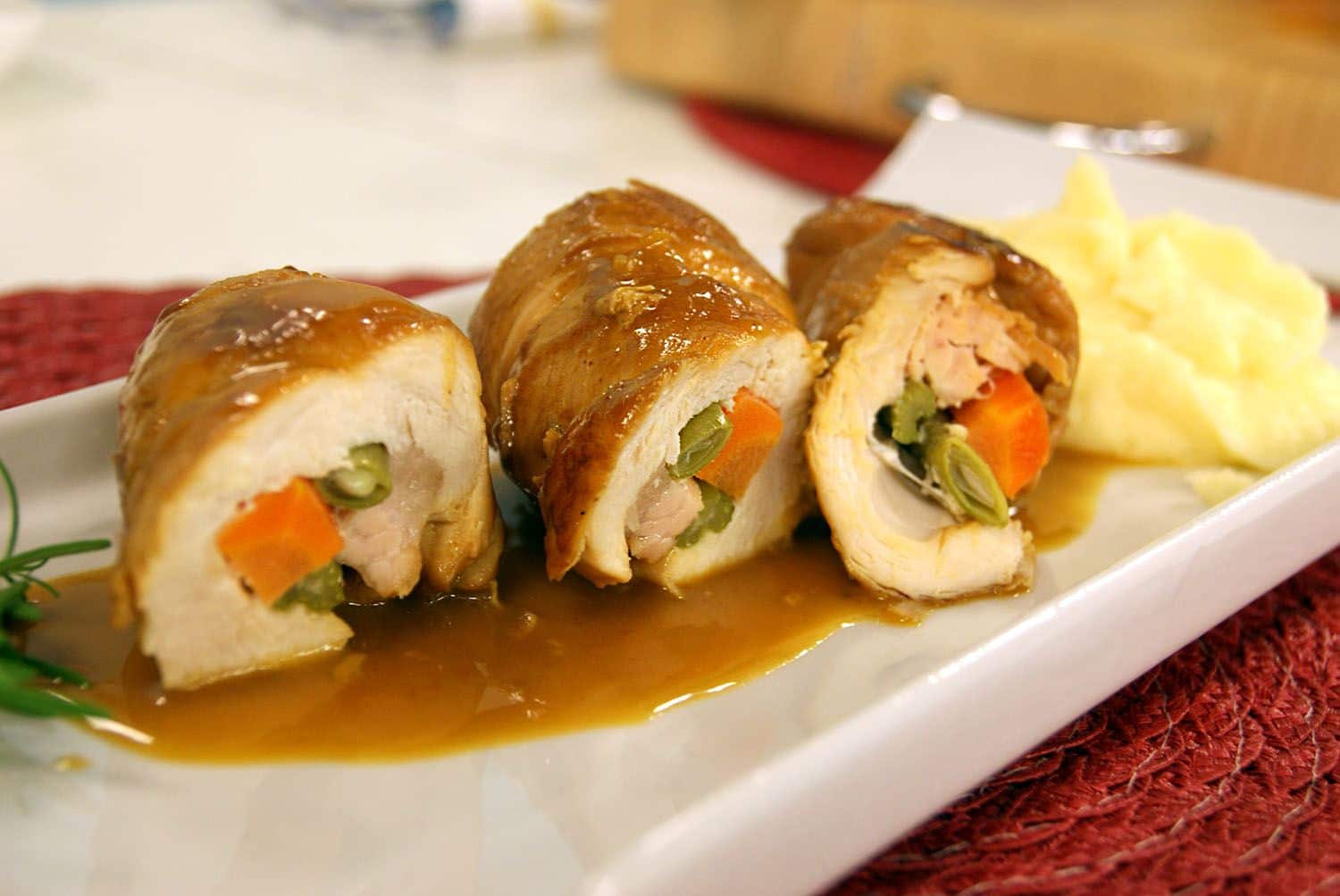 Rolê de Frango ao Suco de Laranja Rolê de Frango ao Suco de Laranja