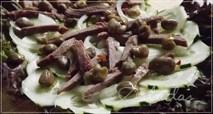 salada-de-pepino-com-carne-assada-desfiada