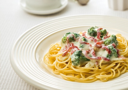 espaguete-ao-creme-de-brocolis-e-salame