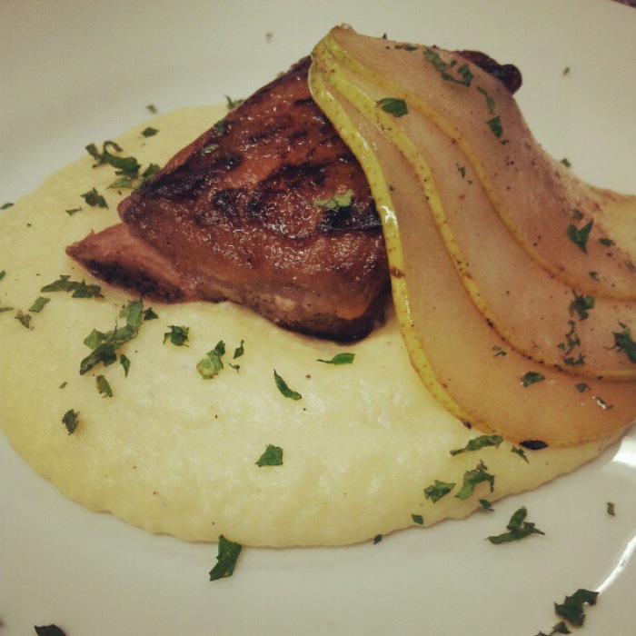 Costela Suína com Purê de Batata-Salsa e Peras Caramelizadas
