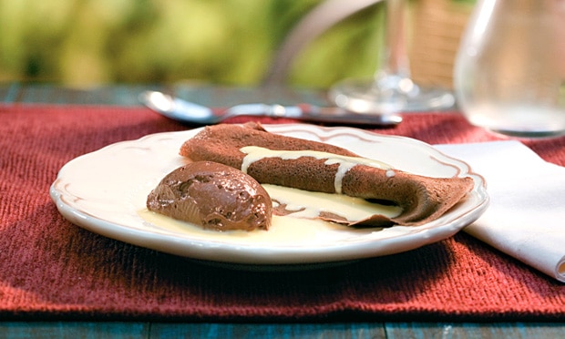 Panqueca de Chocolate com Mousse e Creme