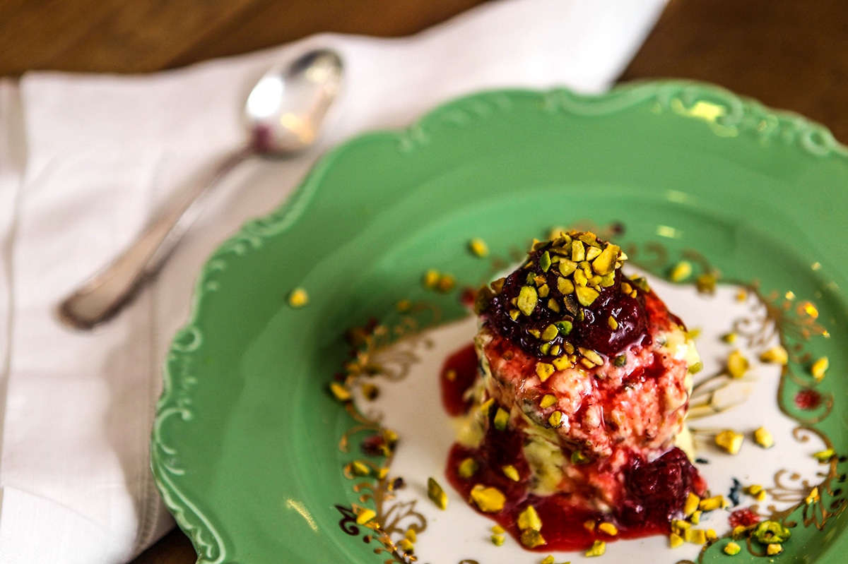 Semifreddo à Base de Mel e Frutas Cristalizadas