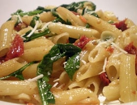 Macarrão ao Creme de Alho-Poró, Tomate e Espinafre