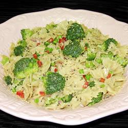Salada Oriental de Macarrão com Brócolis