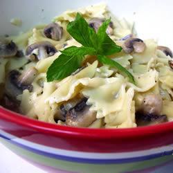 Salada de Macarrão com Molho de Cogumelo e Creme de Leite