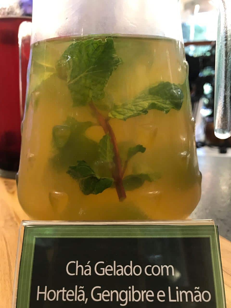 Chá Gelado com Hortelã, Gengibre e Limão