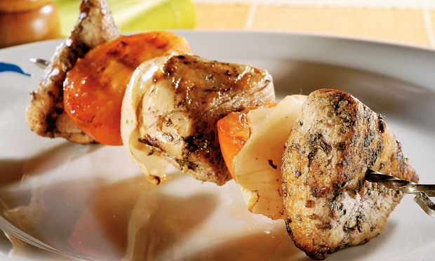 Espetinho de Frango com Tomate e Cebola