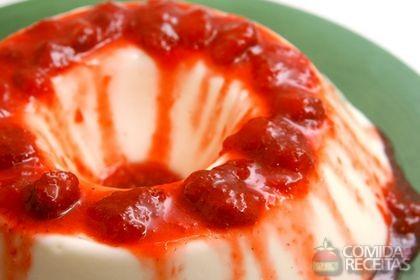Flan de Iogurte Natural com Geleia de Morango