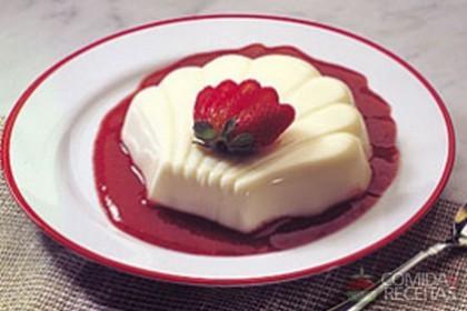 Flan de Iogurte com Calda de Morango