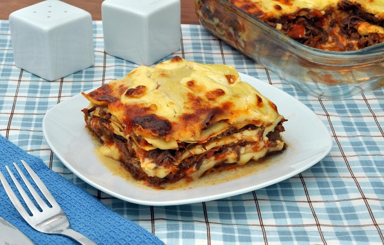 Lasanha de Carne Desfiada Gratinada