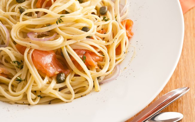 Linguinne com Salmão Defumado e Alcaparras