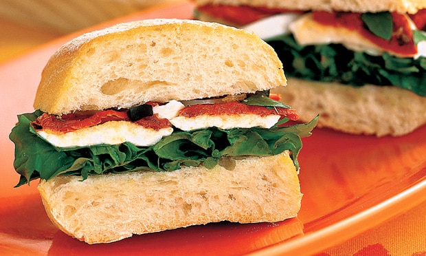 Sanduíche de Tomate Seco e Rúcula