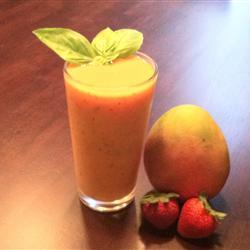 Suco de Manga com Morango e Manjericão