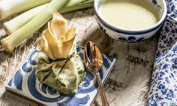 Trouxinha de Espinafre e Camarão com Molho de Maçã